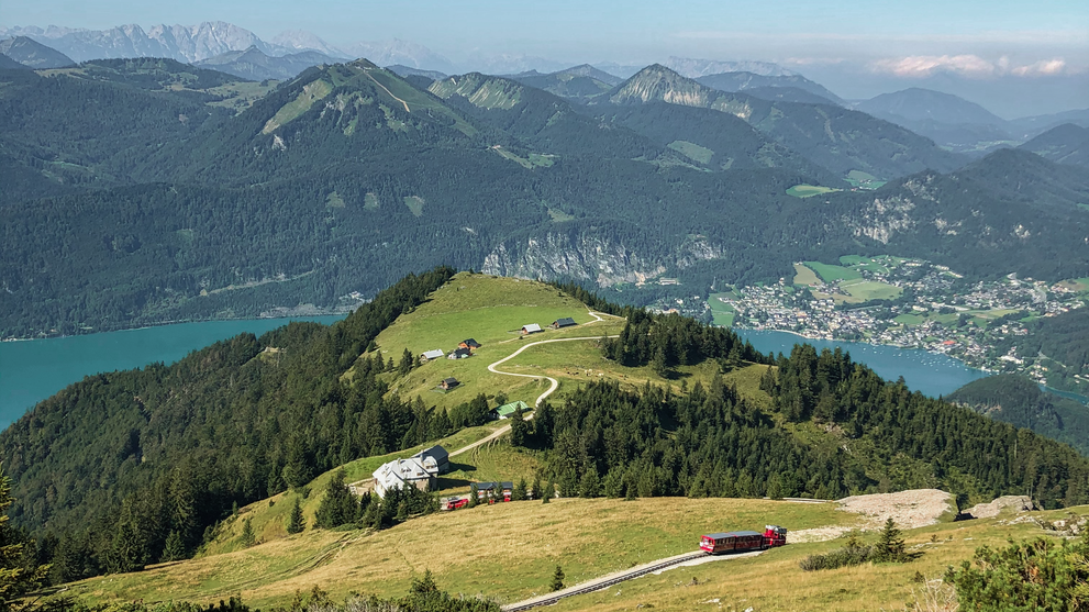 Panoramablick über sanfte Berghänge, Wiesen und Täler.