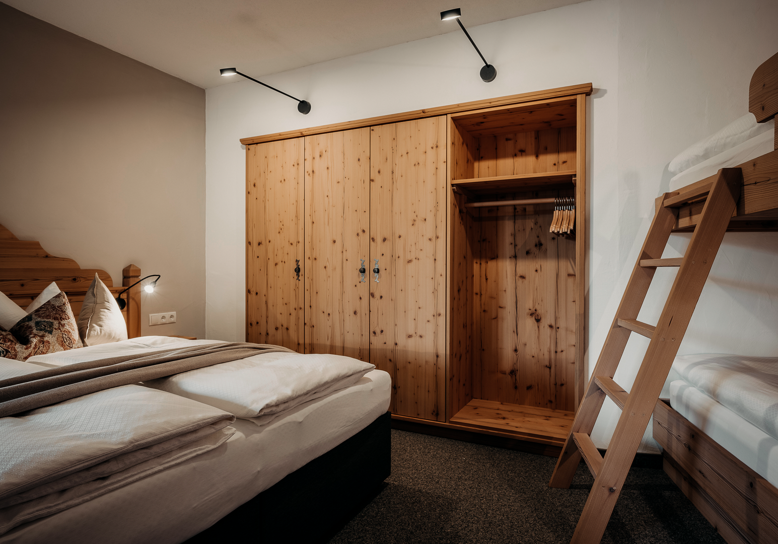 Schlafzimmer mit Etagenbett und Kleiderschrank