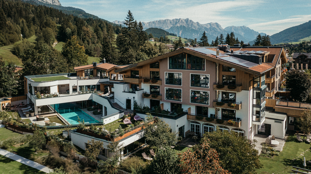 Hotelanlage mit Pool inmitten von Bergen 