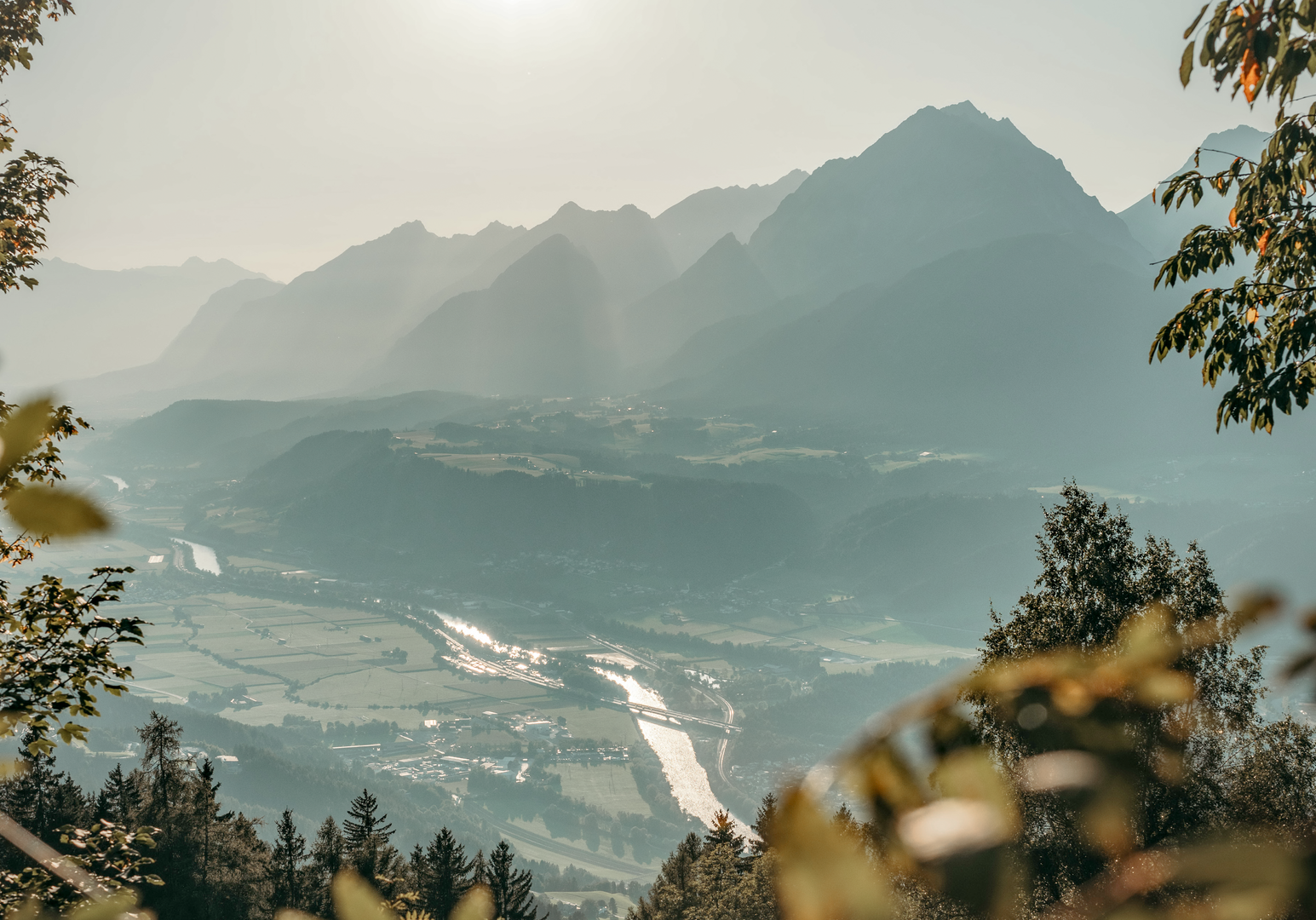 Blick auf eine Berglandschaft mit See und Tal im Hintergrund.