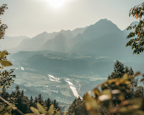 Blick auf eine Berglandschaft mit See und Tal im Hintergrund.