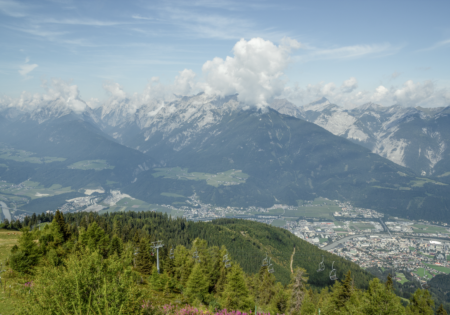 Panoramablick über Berge, Täler und bewaldete Hänge.