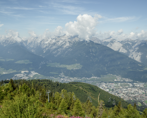 Panoramablick über Berge, Täler und bewaldete Hänge.