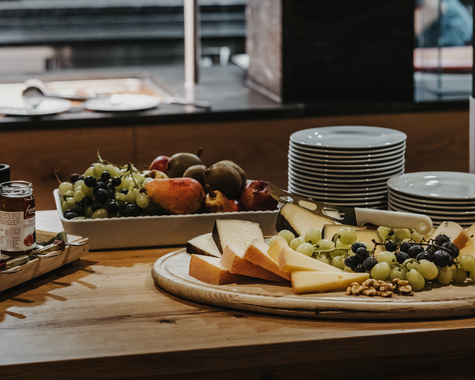 Buffet mit regionalen Speisen, Käse und frischen Zutaten.