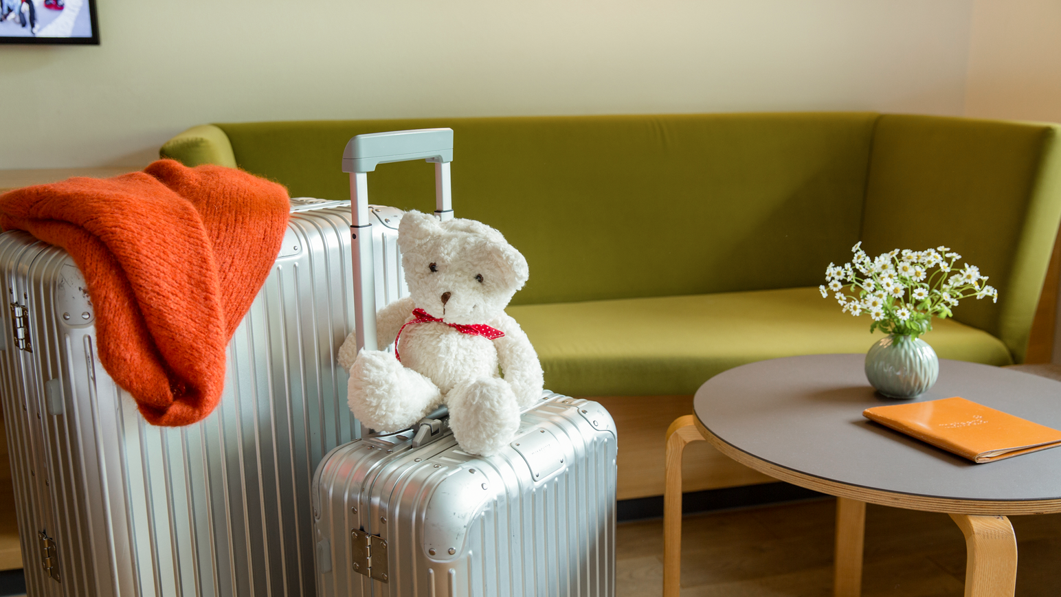 Kuscheltier sitzt auf einem Sofa in einem gemütlich eingerichteten Familienbereich.