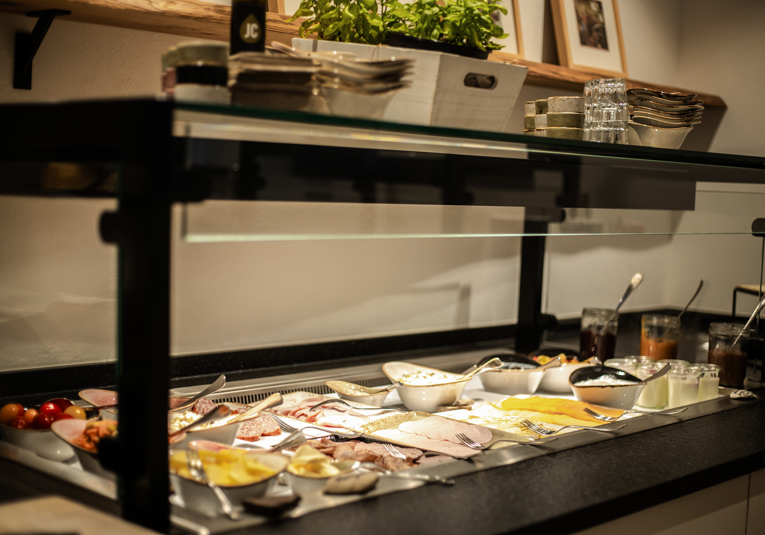 Buffet mit vielfältiger Auswahl an Speisen in einer modernen Auslage