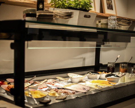 Buffet mit vielfältiger Auswahl an Speisen in einer modernen Auslage