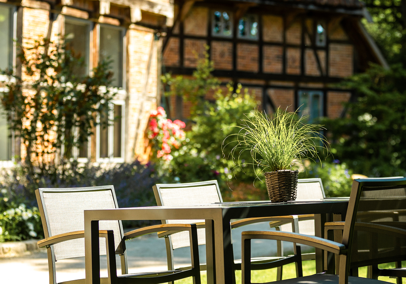 Fachwerkhaus mit Terrasse und Sitzgelegenheiten im Garten