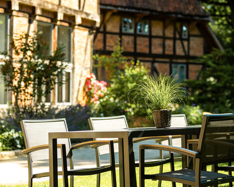 Fachwerkhaus mit Terrasse und Sitzgelegenheiten im Garten