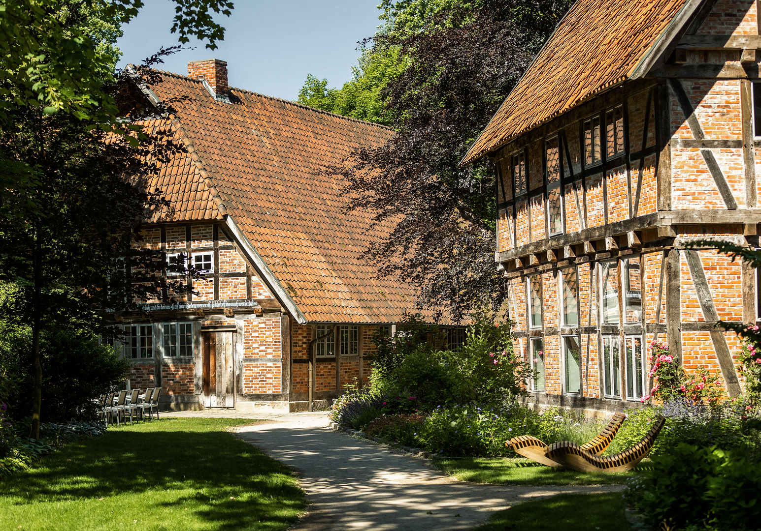 Historisches Fachwerkgebäude mit Innenhof und gepflastertem Weg