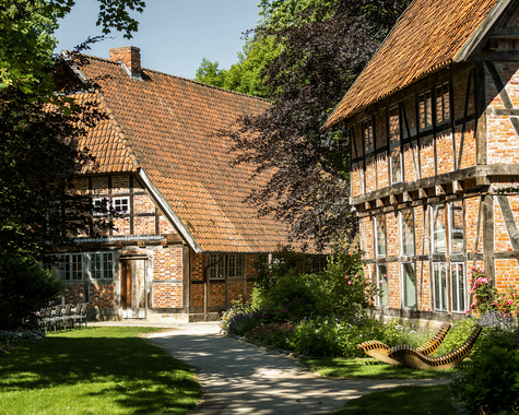 Historisches Fachwerkgebäude mit Innenhof und gepflastertem Weg