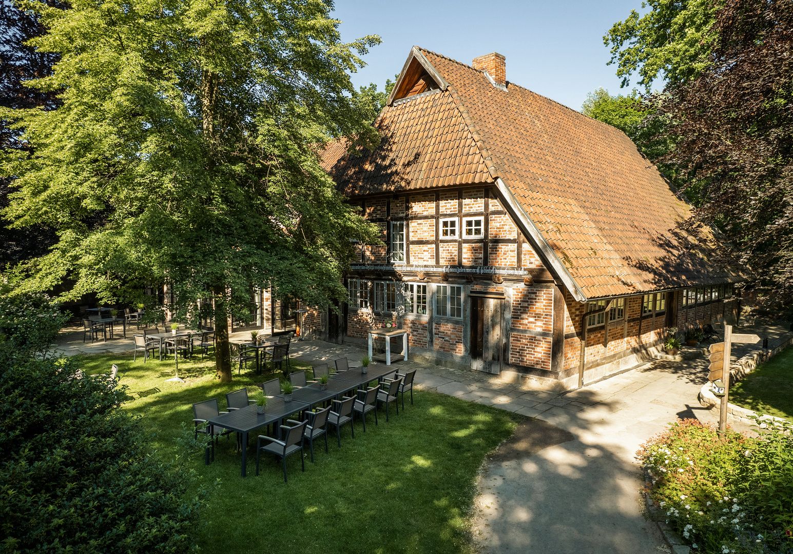 Idyllisches Fachwerkhaus mit Terrasse und Gartenanlage