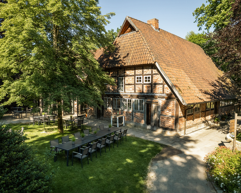 Idyllisches Fachwerkhaus mit Terrasse und Gartenanlage