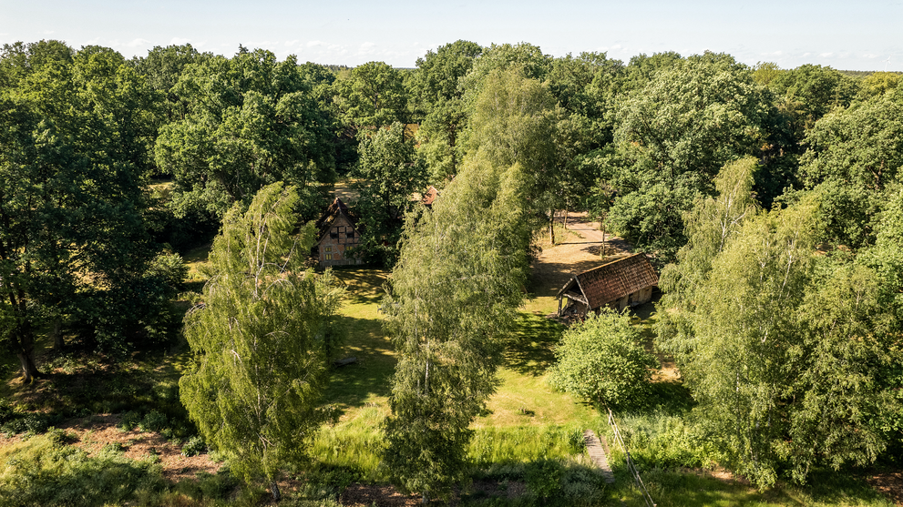 Landschaft mit Wiesen, Bäumen und einzelnen Gebäuden in ruhiger Umgebung