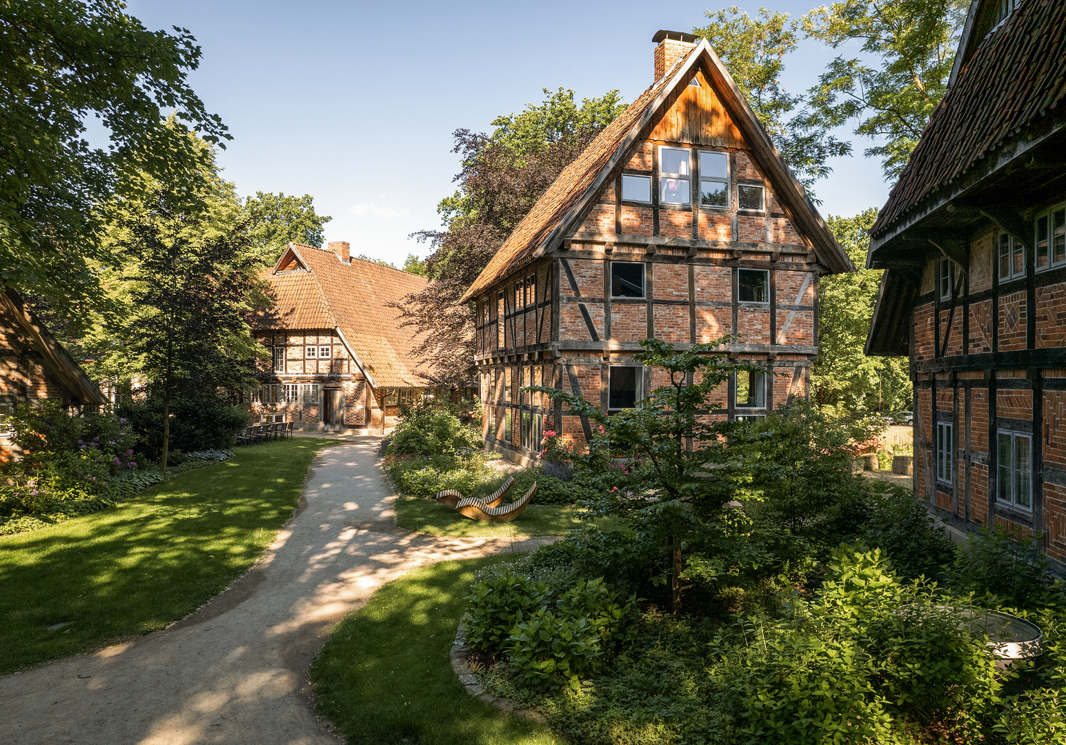 Historische Fachwerkhäuser entlang eines Weges im Grünen