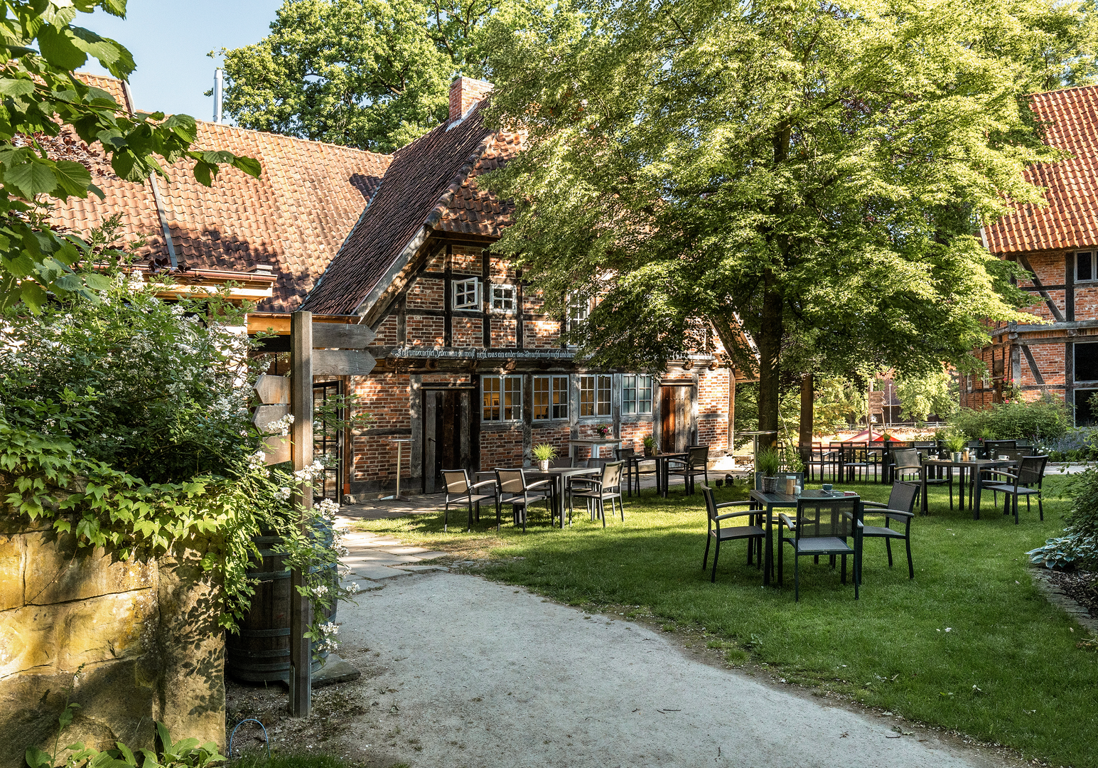 Fachwerkhaus mit Garten und Weg im Grünen