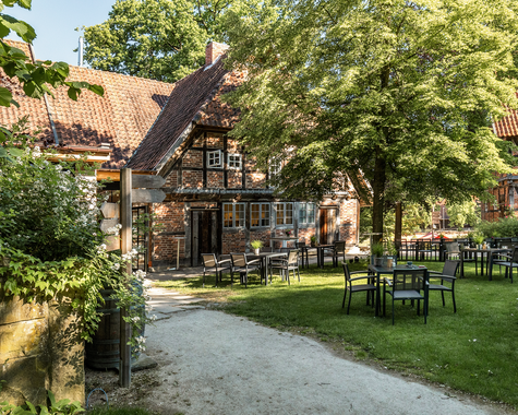 Fachwerkhaus mit Garten und Weg im Grünen