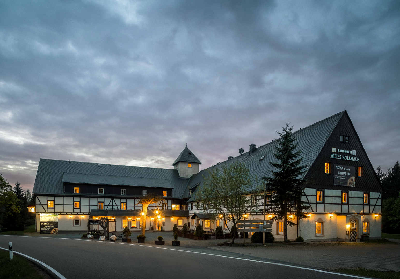 Beleuchtetes Hotelgebäude in der Abenddämmerung