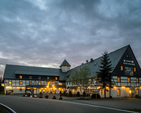 Beleuchtetes Hotelgebäude in der Abenddämmerung