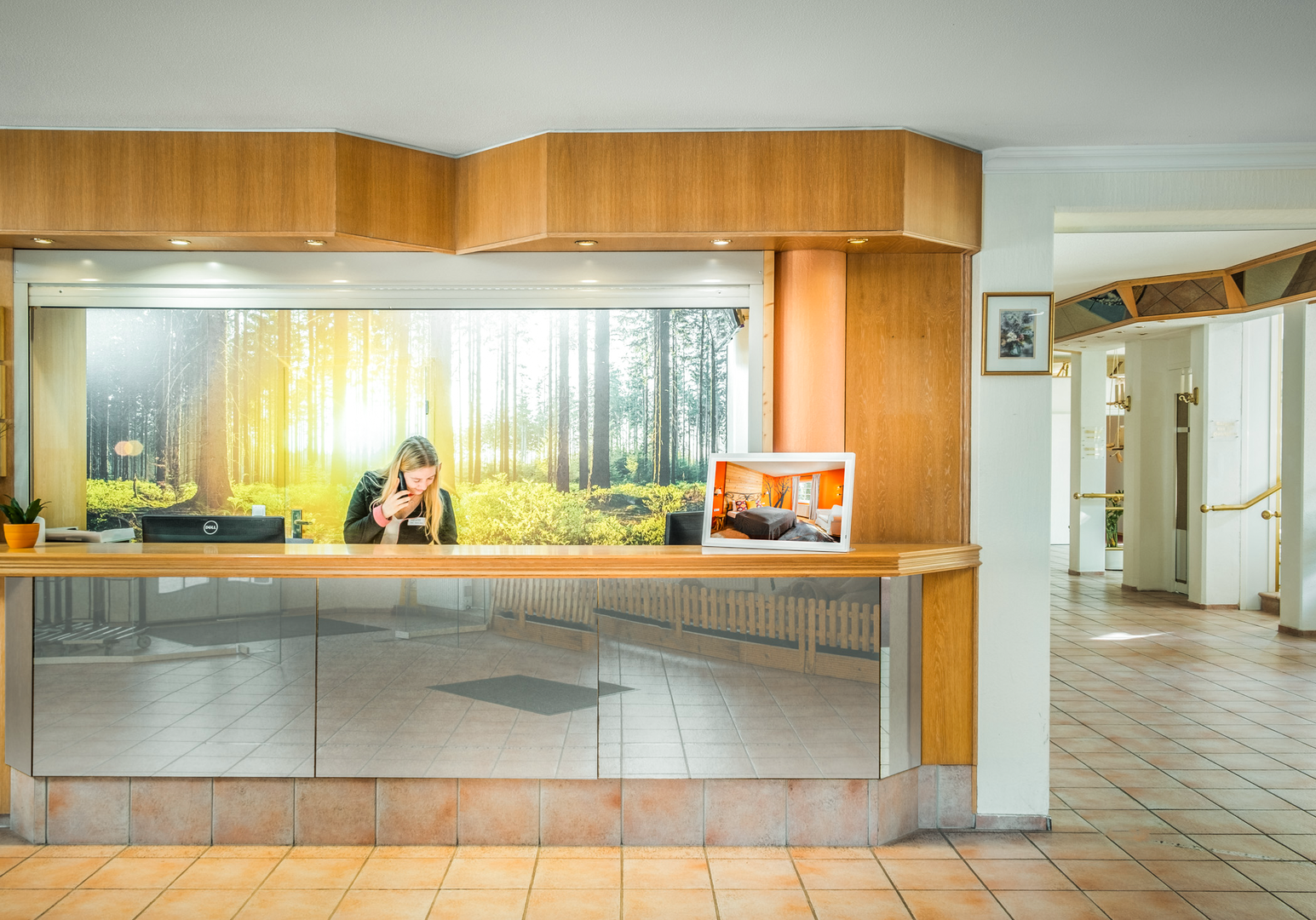 Empfangsbereich mit Holzverkleidung und großer Fensterfront