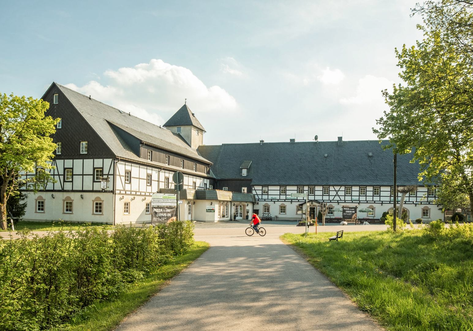 Großes Gebäude mit Innenhof und Weg in gepflegter Anlage