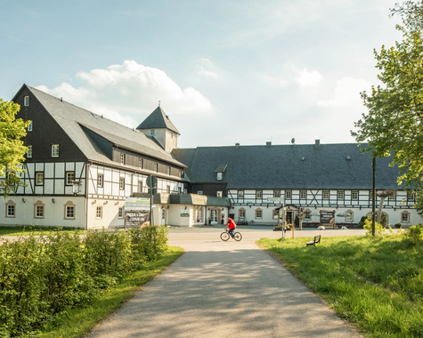 Großes Gebäude mit Innenhof und Weg in gepflegter Anlage