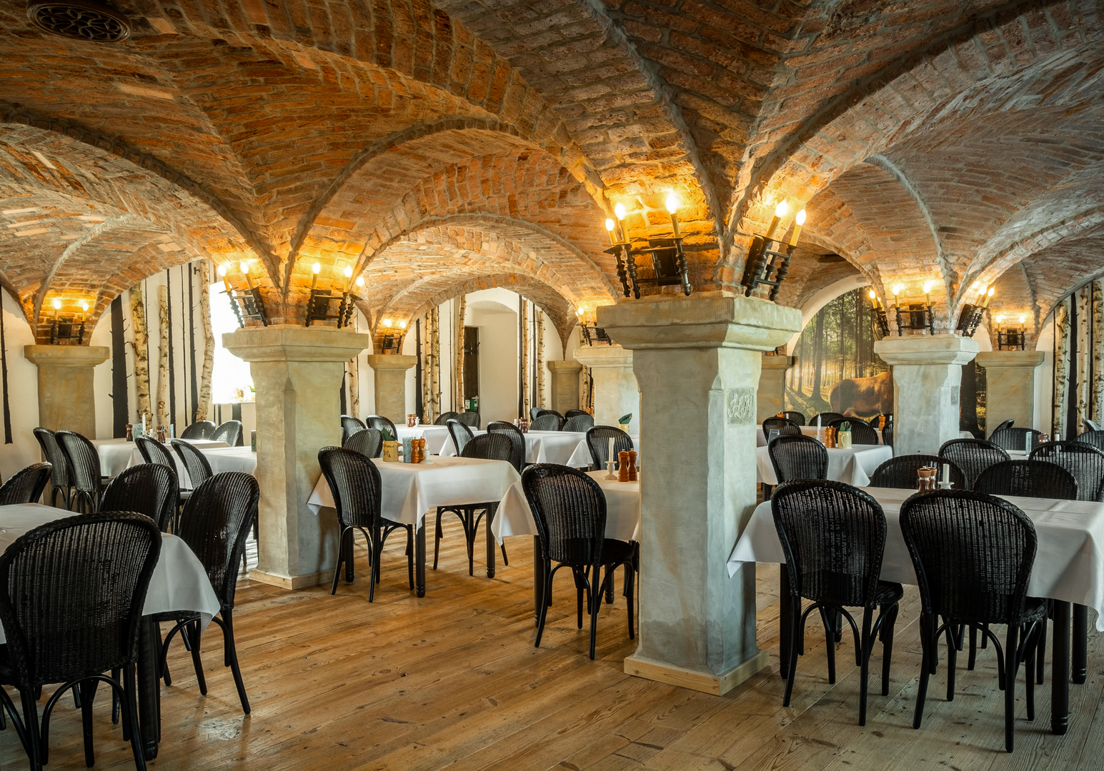 Großer Speisesaal mit Gewölbedecke und elegant gedeckten Tischen