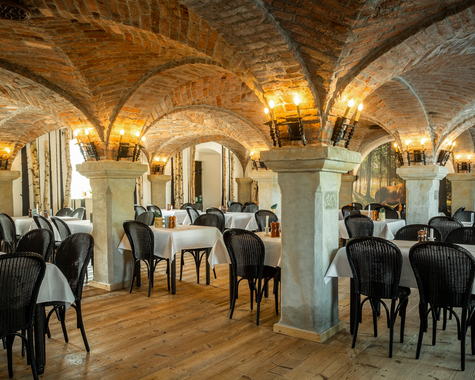 Großer Speisesaal mit Gewölbedecke und elegant gedeckten Tischen