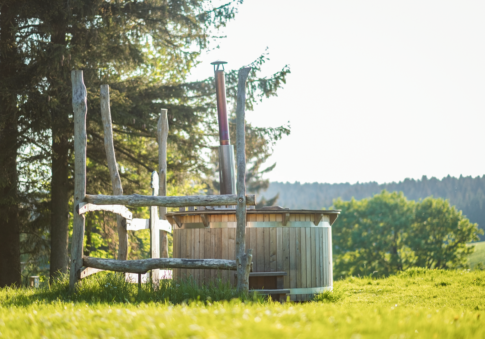 Outdoor-Badewanne mit Aussicht in die Natur auf einer Wiese
