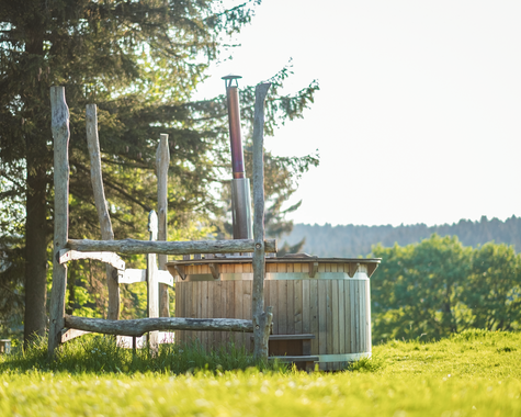 Outdoor-Badewanne mit Aussicht in die Natur auf einer Wiese