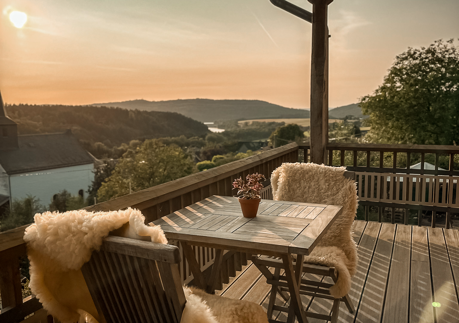 Balkon mit Sitzmöbeln und weitem Blick in die Landschaft