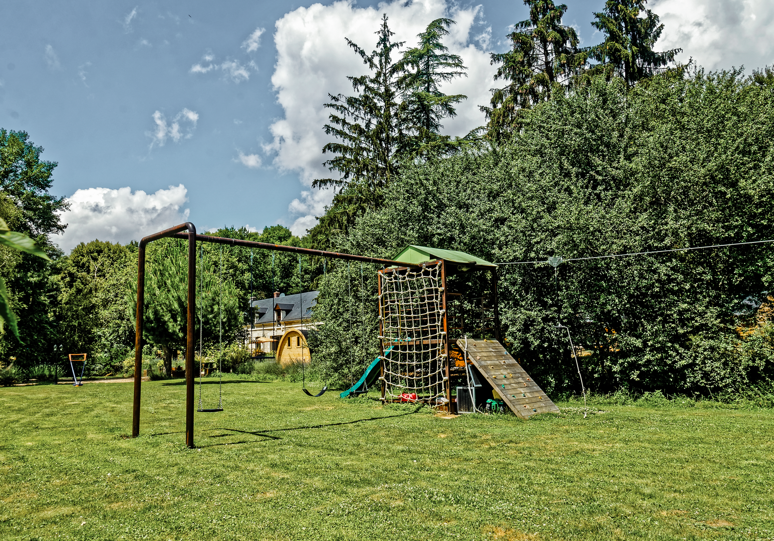 Spielgerüst mit Schaukel im Grünen 