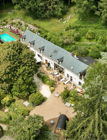 Großes Haus mit Garten und Pool, eingebettet in eine grüne Landschaft