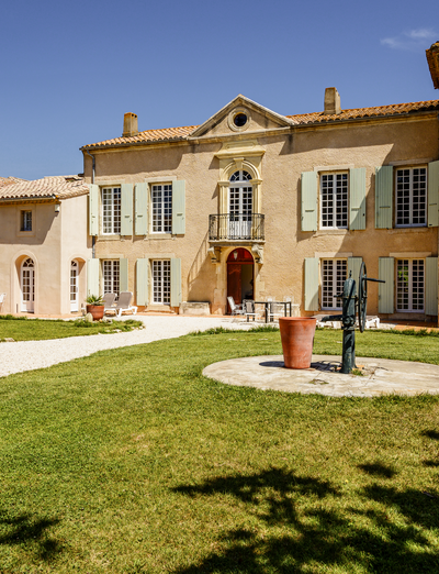 Große mediterrane Villa mit Garten und gepflegtem Rasen