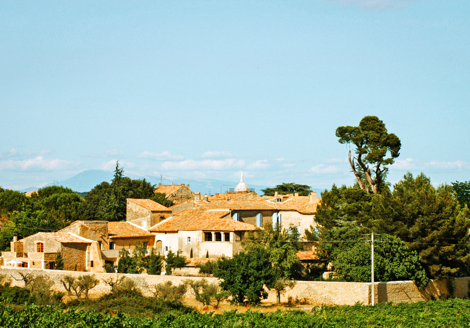 Mediterrane Villa auf einem Hügel mit Blick auf die Landschaft