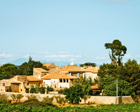 Mediterrane Villa auf einem Hügel mit Blick auf die Landschaft