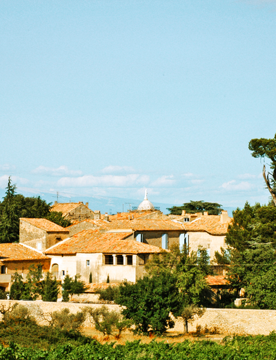 Mediterrane Villa auf einem Hügel mit Blick auf die Landschaft