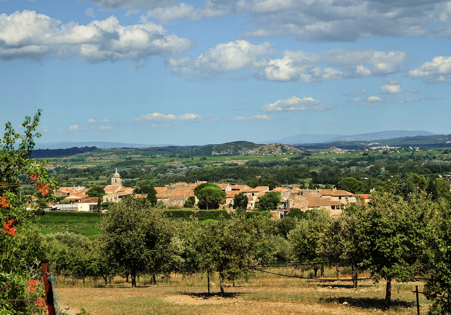 Weitblick über eine ländliche Landschaft mit Feldern und Hügeln
