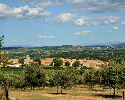Weitblick über eine ländliche Landschaft mit Feldern und Hügeln