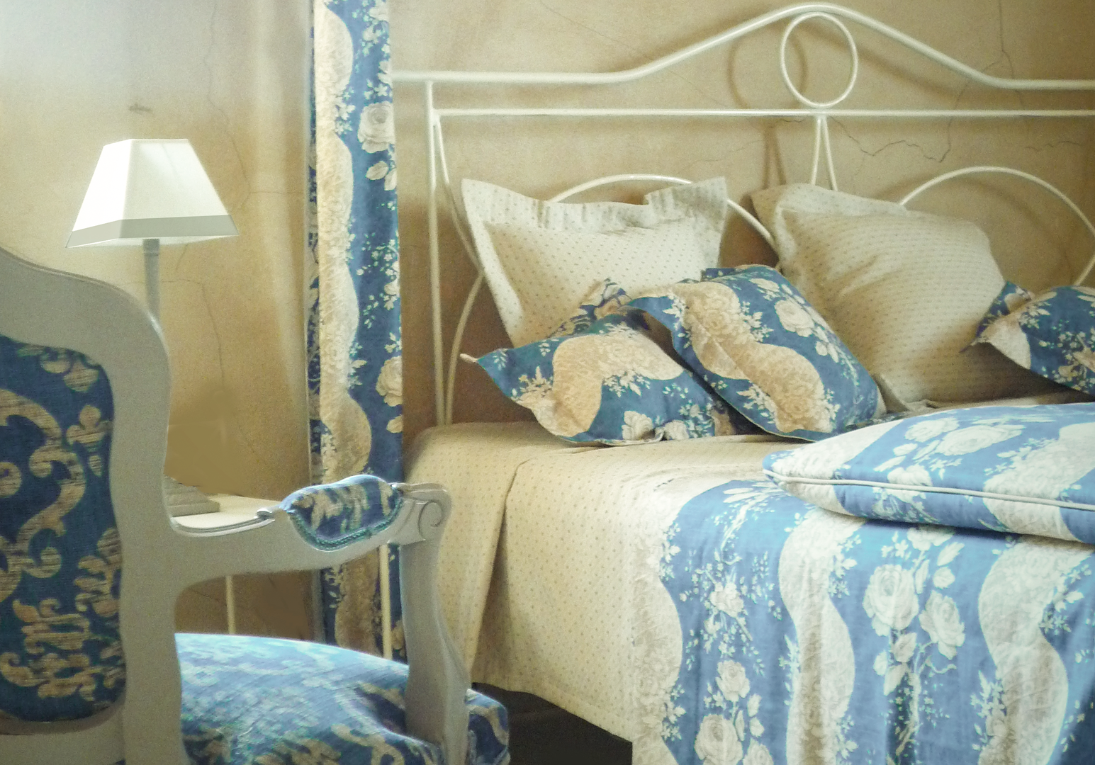 Himmelbett mit blauer Bettwäsche und antiken Möbeln