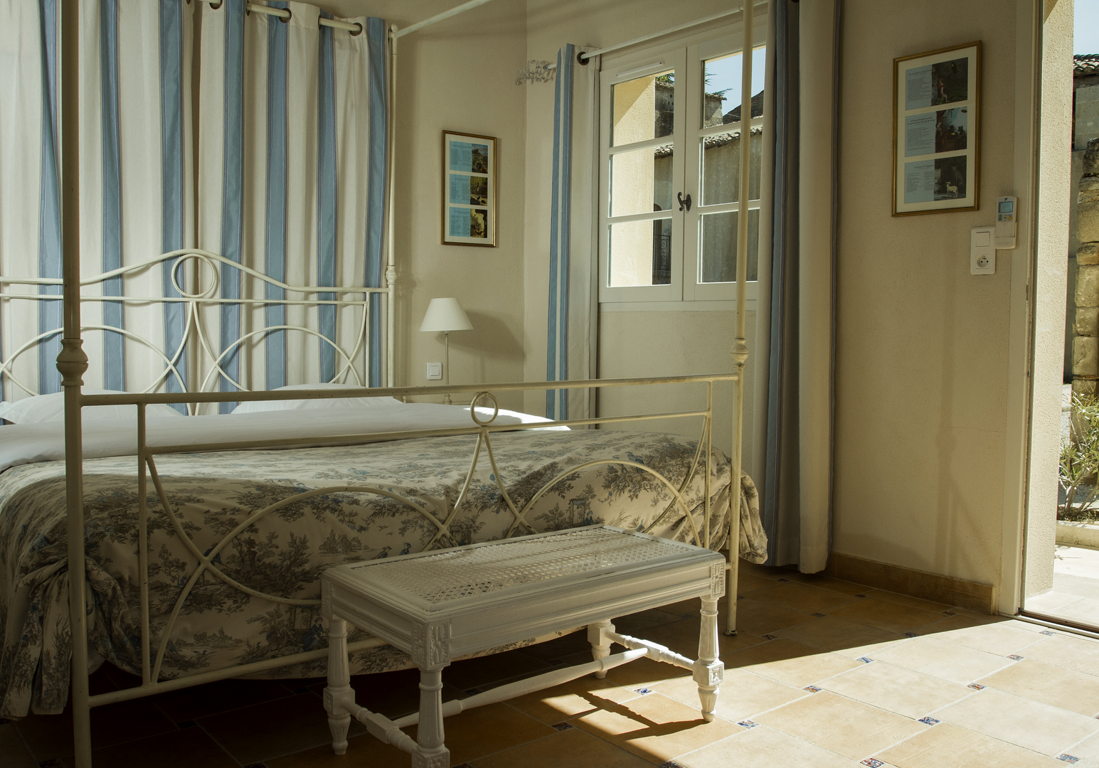 Himmelbett mit blau-weißen Streifen und Metallrahmen