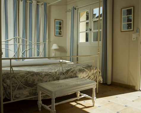 Himmelbett mit blau-weißen Streifen und Metallrahmen