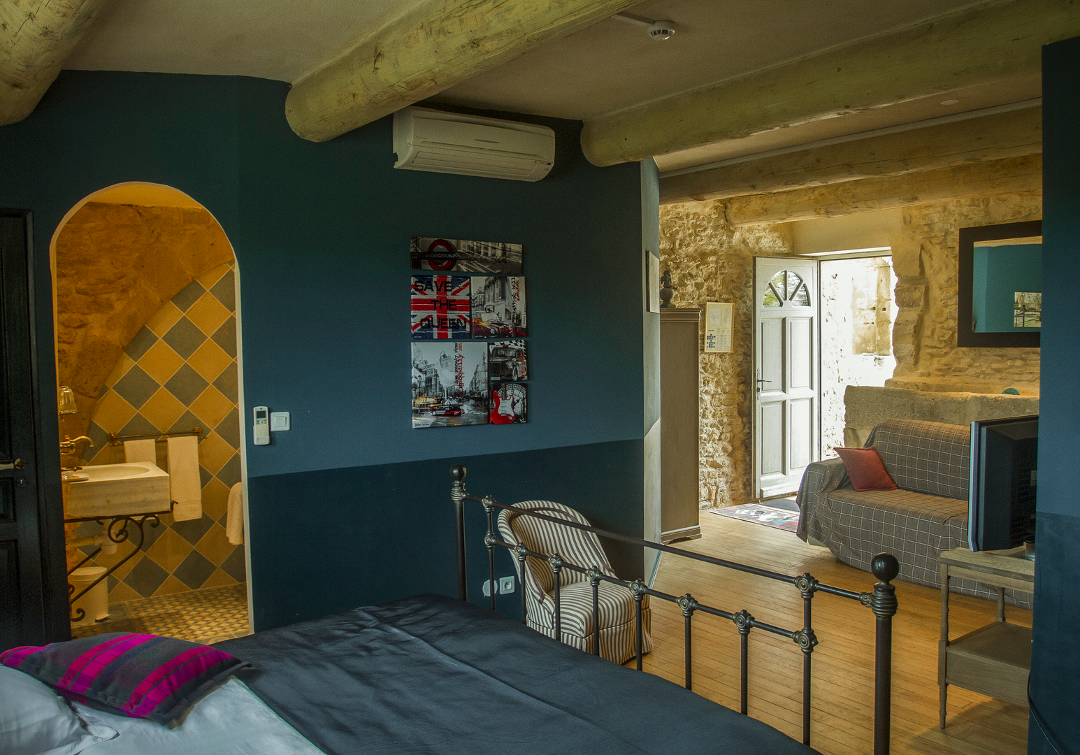 Zimmer mit türkiser Wand, Spiegel und Fenster