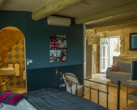 Zimmer mit türkiser Wand, Spiegel und Fenster