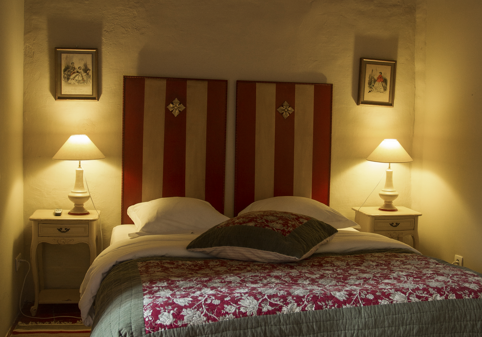 Doppelbett mit Holzkopfteil, grauer Decke und Teppich