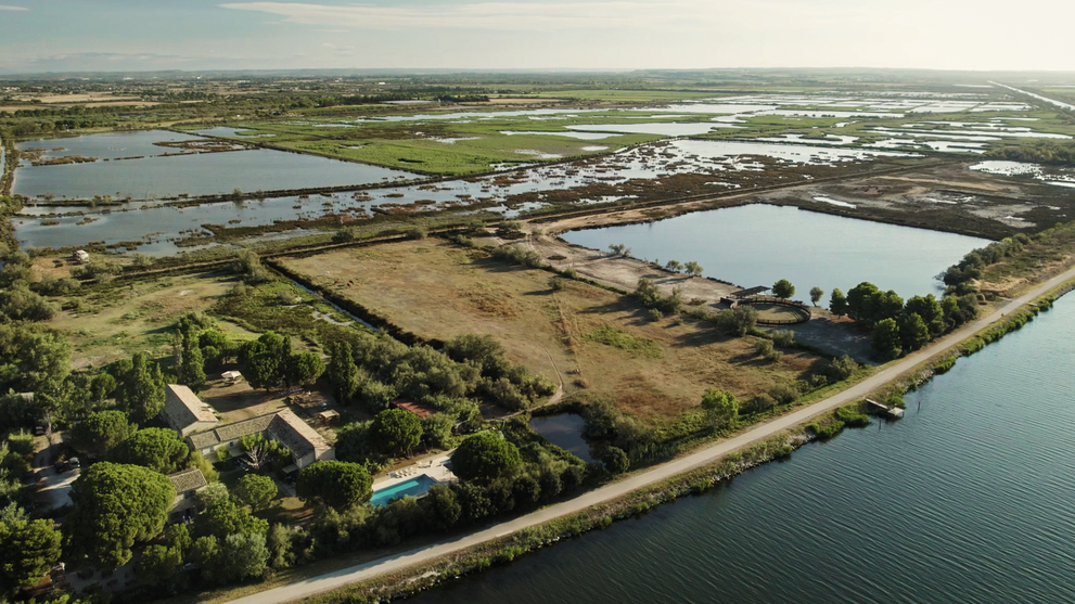 Küstenlandschaft mit Lagunen, Wasserflächen und schmalem Landstreifen aus der Vogelperspektive