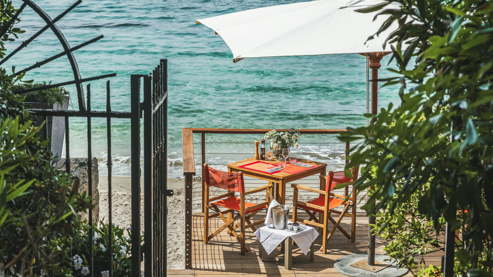 Terrasse am Meer mit Sitzplätzen und Blick auf den Strand