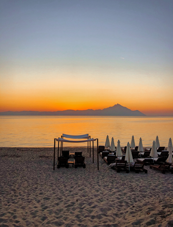Sonnenuntergang am Strand mit Sitzbereich und ruhiger Atmosphäre