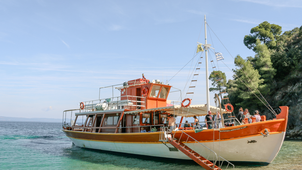 Traditionelles Holzboot im türkisfarbenen Wasser an der Küste