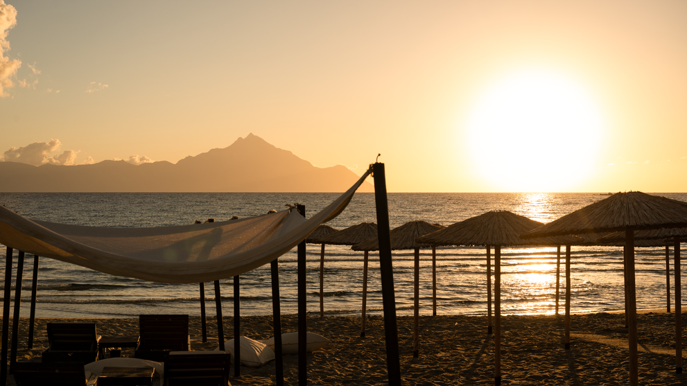 Sonnenuntergang am Strand mit Blick auf das Meer 